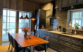 Modern Stuga med Ski Lodge känsla